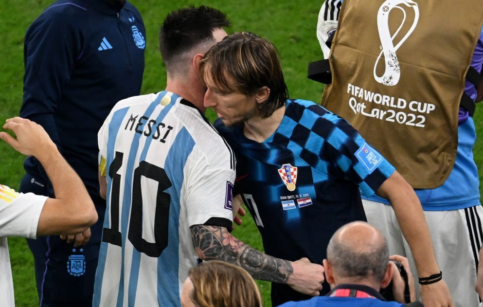 爱游戏在线-阿根廷险胜皇马，苏亚雷斯送出助攻