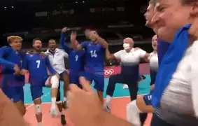 爱游戏官方-排球选手赛后落泪，背后故事感人