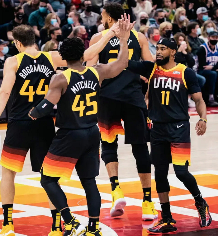 青岛队轻取马刺，米切尔带队取胜