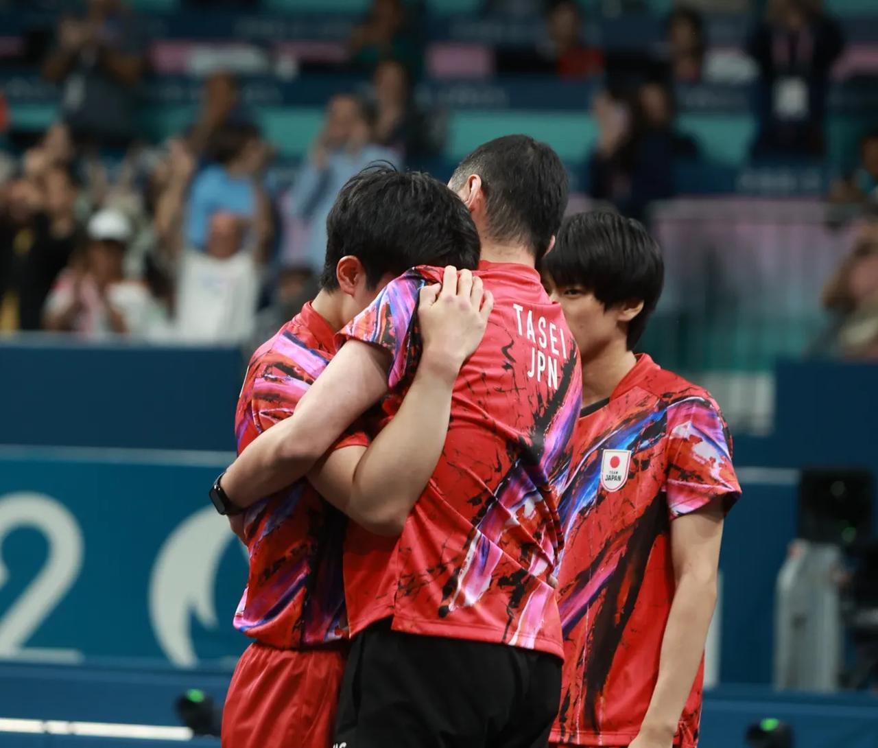 英格兰队鏖战奥地利队，张本智和惊艳四座