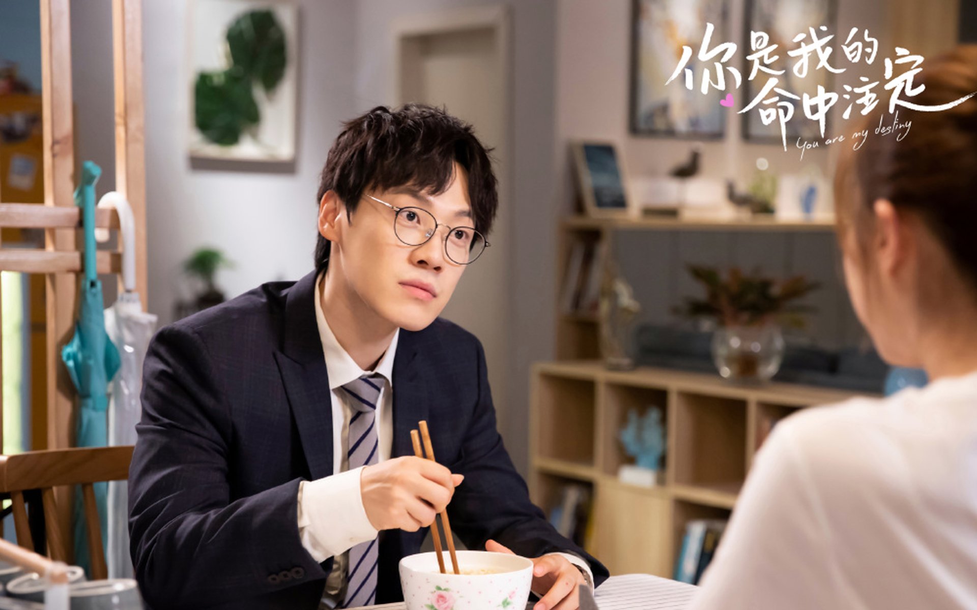 夜晚的双重奏,铁血战车的团队博弈与羽球女王的个人锋芒